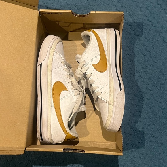 LOW TOP NIKE SHOES - Picture 5 of 6